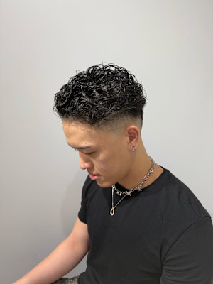 黒髪/スキンフェード/極道パーマ