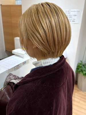 丸みショートボブ　金髪　ブリーチカラー　ハイトーンボブ