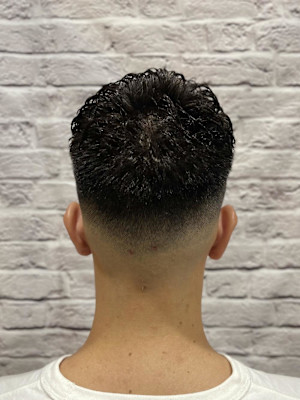 アイロンパーマで作る束感フェードショート