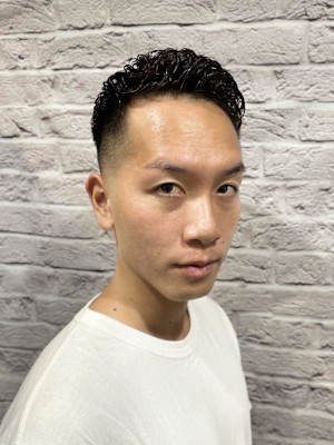 アイロンパーマで作る束感フェードショート