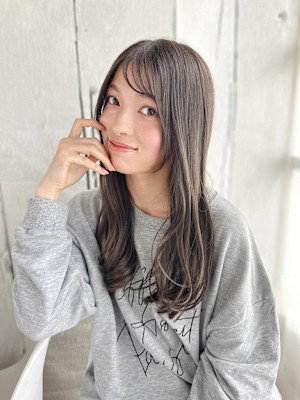 透け感グレージュのカジュアルレイヤースタイル