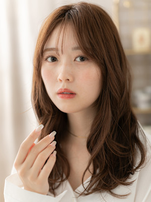 センターパート抜け感ゆるふわエアリーミディ　韓国風巻き