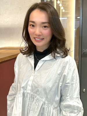 オリーブベージュ レイヤーカット かきあげ前髪 30代