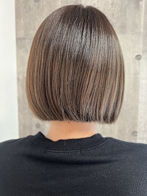 切りっぱなしボブ シアーベージュ ぱつっと 艶髪