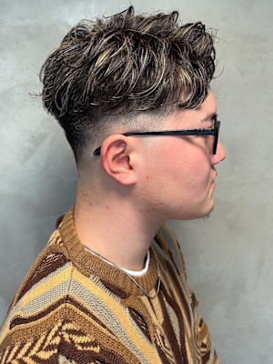 フェードカット ベージュ メンズパーマ ハイライト