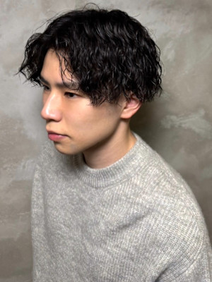 波巻きパーマ センターパート 黒髪 マッシュ