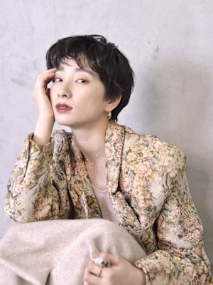 外国人風ワンカールパーマ/赤味消しオリーブグレージュ