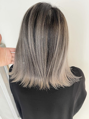 イメチェン/ホワイトブロンド/外ハネボブ/美髪/八乙女