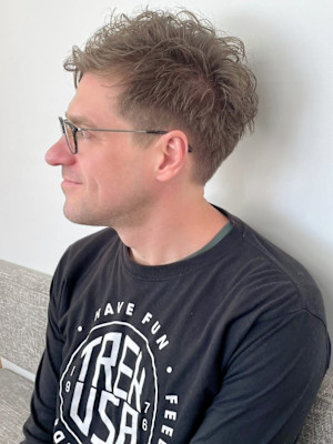 シルバーベージュ 刈り上げショート ニュアンスパーマ