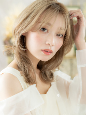 外国人風イヤリングカラーモテ髪くびれミディ　ホワイトブロンド