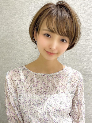 ひし形ショートイメチェン美髪耳かけショートホワイトブロンド