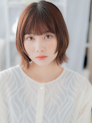 ぱっつん前髪ウルフミディアムくびレイヤー　マロンベージュ