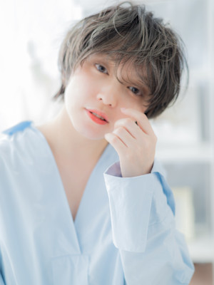 オリーブアッシュくせ毛風フェザーショート　細めハイライト