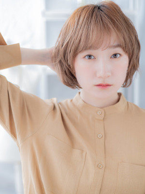 マッシュパーマ前下がりショートウルフカット　くすみベージュ