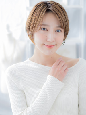 外国人風細めハイライト小顔前髪なしショート　フェザーショート