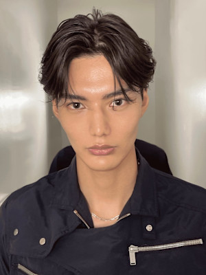 韓国風センターパートカルマヘア