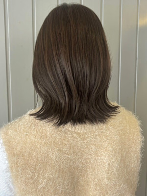 グレージュ 赤み消しカラー 外ハネミディアム 艶髪