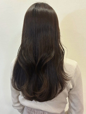 暗めオリーブベージュ ゆる巻きロング 上品カラー