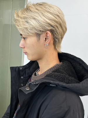 ホワイトベージュ 毛流れパーマ アップバング ブリーチカラー