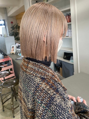 ダブルカラー　ミルクティーアッシュ　 ぱつっとボブ 　くすみ