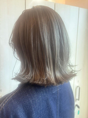 明るめホワイトベージュ/切りっぱなし/外ハネボブ