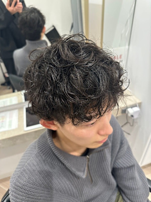 メンズダークアッシュマッシュセンターパートニュアンスパーマ