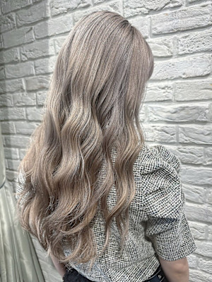 アッシュ系ハイトーンカラー×ロングヘア × ゆるウェーブ