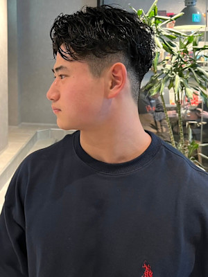 波巻きスパイラルパーマ ツーブロック メンズショート 束感