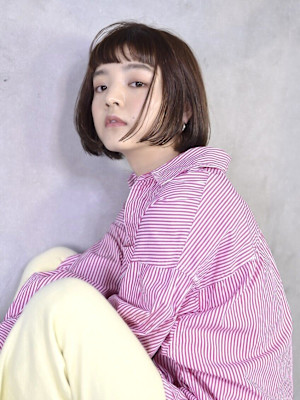 ぷつんとほつれるオン眉ボブ