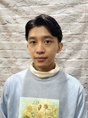 癖毛を活かした七三分けナチュラルスタイル