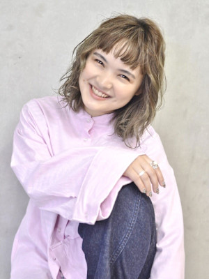 シアーベージュのオン眉ミディ