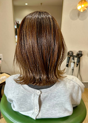 切りっぱなしミディアムボブ×ハイライト