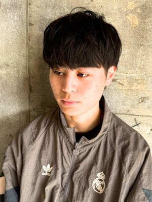 ナチュラルマッシュ ツーブロック 黒髪 眉毛 メンズ 20代