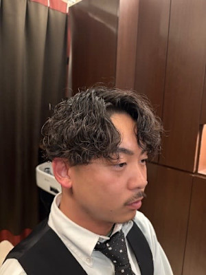 刈り上げスパイラルパーマセンターパート