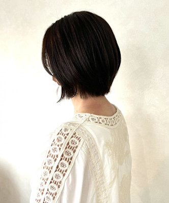 オリーブブラウン・前下がりひし形ショートボブ