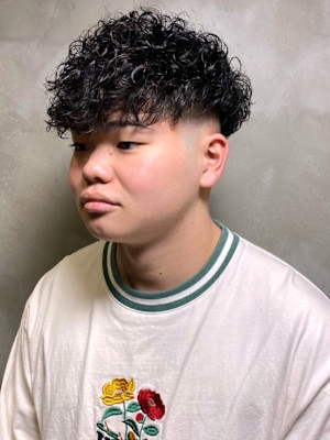 スパイラルパーマ スキンフェード ツーブロック 黒髪