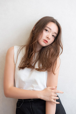 ブリーチなしアッシュブルー×センターパートメルトカラー