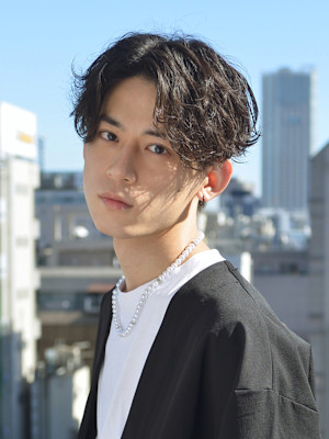 センターパート×軽やかなパーマヘア