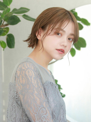 切りっぱなしワンレンセンターパート外ハネ耳掛けショート