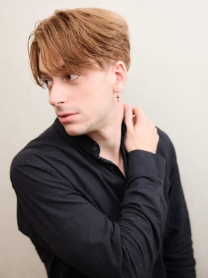 ミルクティーカラーセンターパートニュアンスパーマ