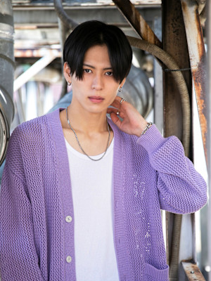 前下がり毛流れセンターパートミディアムモテ髪