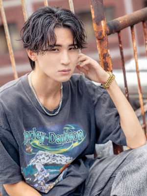 スパイラルパーマ×センターパート