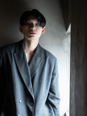 黒髪で遊ぶ見下しセンターパート×カルマパーマ