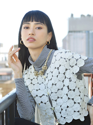 色気溢れるモード女子の黒髪×オン眉バング