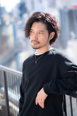 色気溢れるメンズロング×パーマの耳掛けスタイル