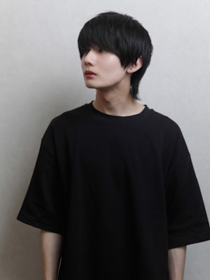 アレンジ自在の重めさらさらマッシュヘア