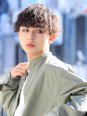 ツーブロックツイストスパイラル×モードっぽいメイク