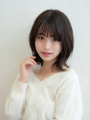 就職活動でも好印象！黒髪×外ハネミディ