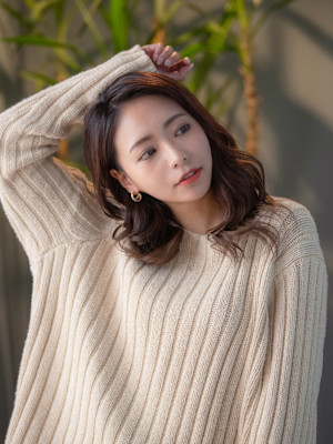 色気溢れるダークカラーかき上げスタイル