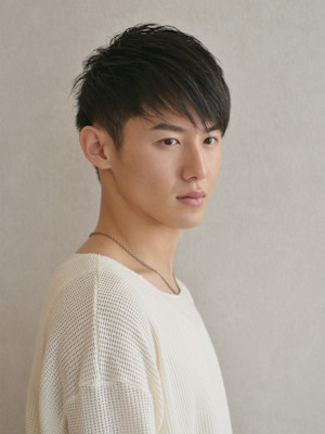 簡単スタイリングのツーブロックヘア